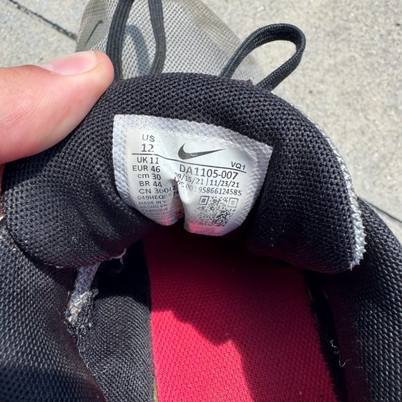 Nike Black and Gray Athletic Shoes with Modern Design - Picture 4 of 5